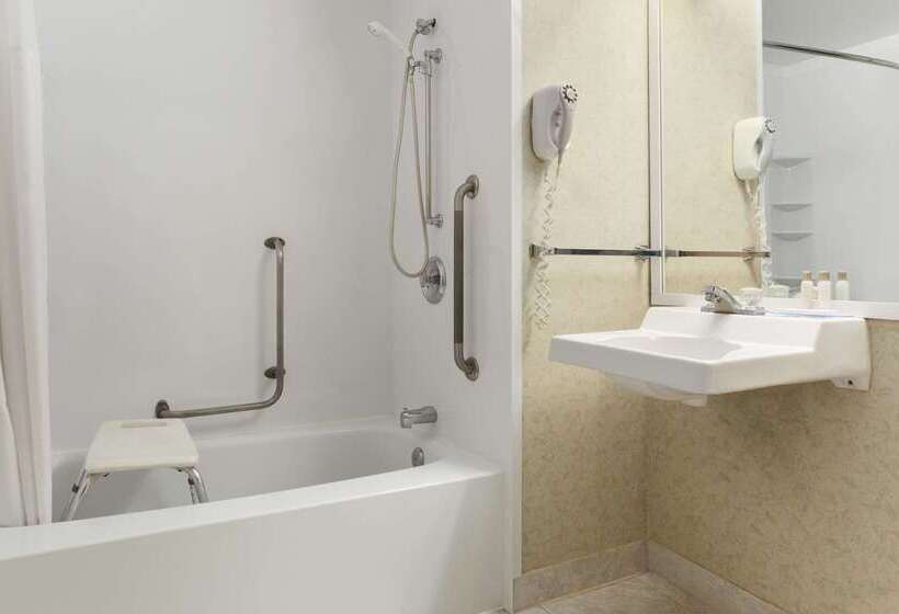 בית מלון כפרי Travelodge By Wyndham Winnipeg East