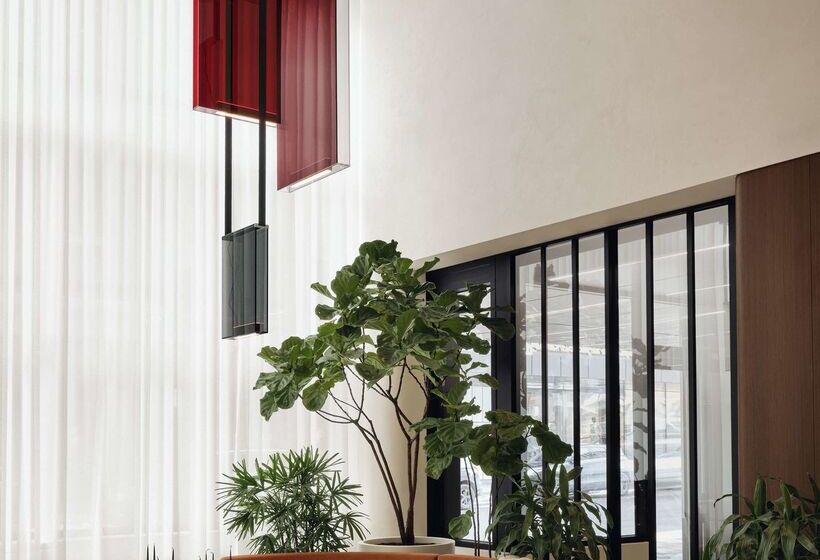 Vogue Hotel Montreal Downtown, Curio Collection By Hilton