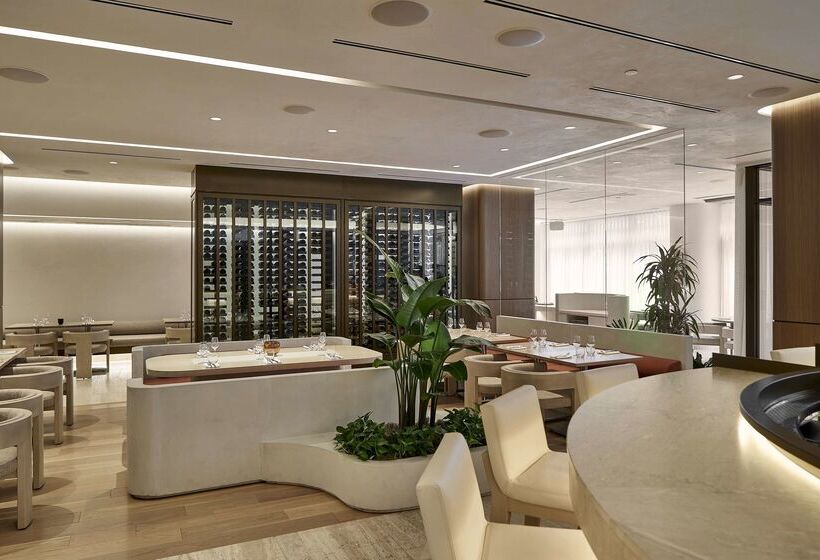 Vogue Hotel Montreal Downtown, Curio Collection By Hilton