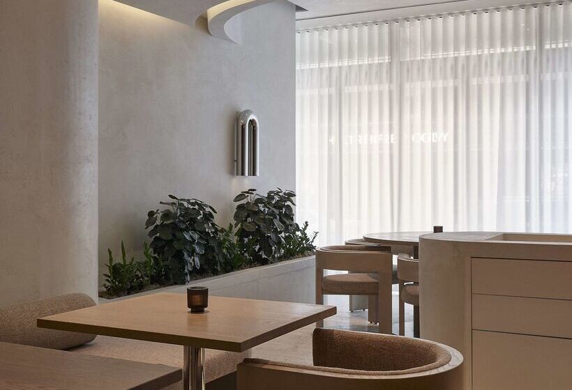 Vogue Hotel Montreal Downtown, Curio Collection By Hilton