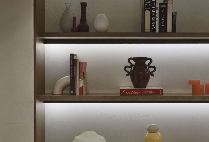 Vogue Hotel Montreal Downtown, Curio Collection By Hilton