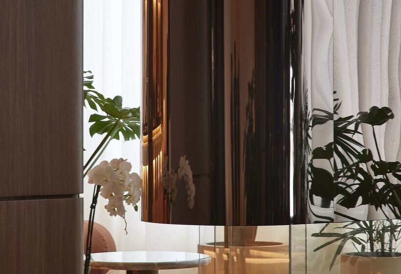 Vogue Hotel Montreal Downtown, Curio Collection By Hilton