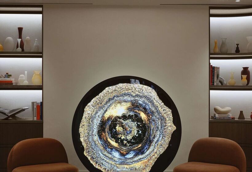 Vogue Hotel Montreal Downtown, Curio Collection By Hilton