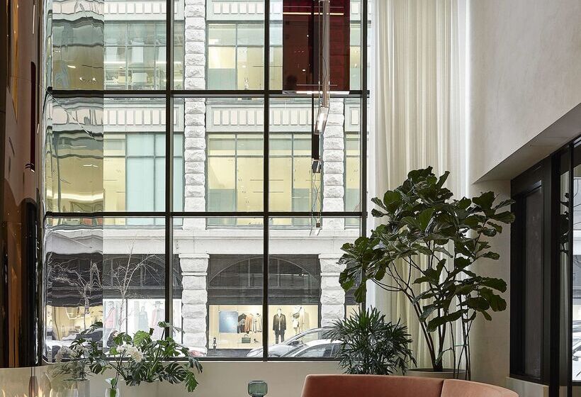 Vogue Hotel Montreal Downtown, Curio Collection By Hilton