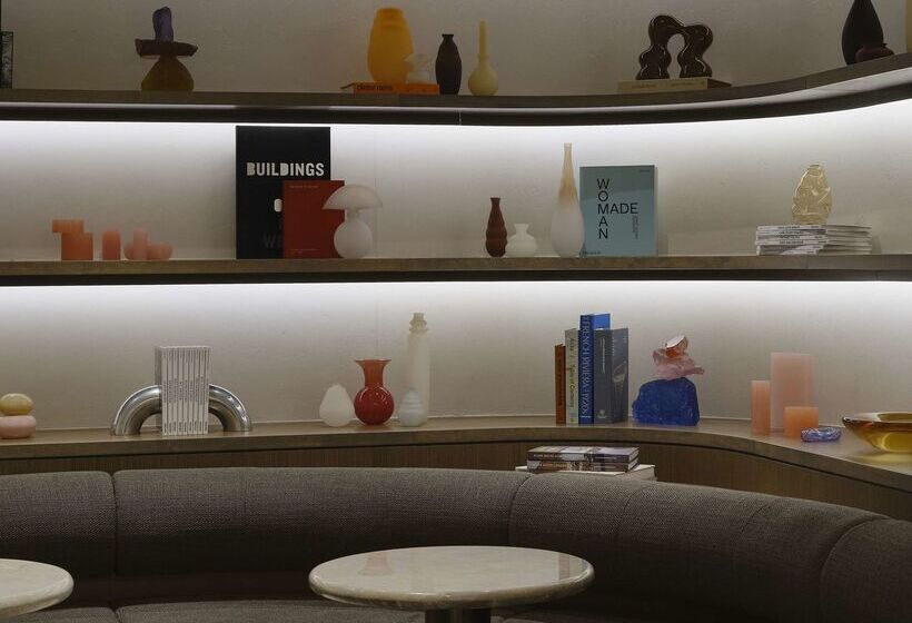 Vogue Hotel Montreal Downtown, Curio Collection By Hilton