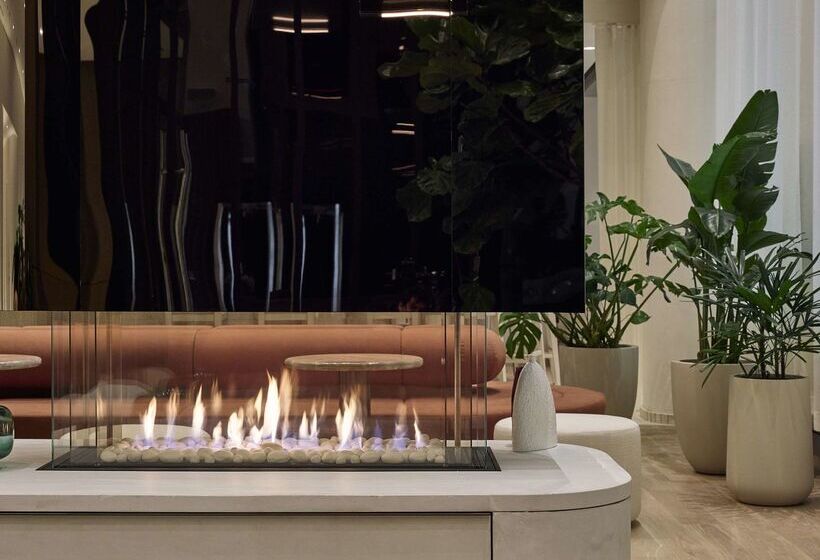 Vogue Hotel Montreal Downtown, Curio Collection By Hilton