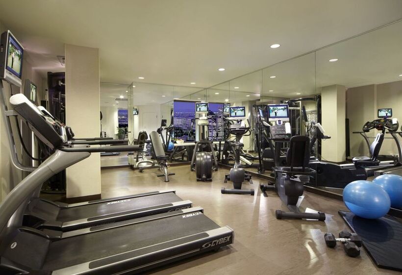 Vogue Hotel Montreal Downtown, Curio Collection By Hilton