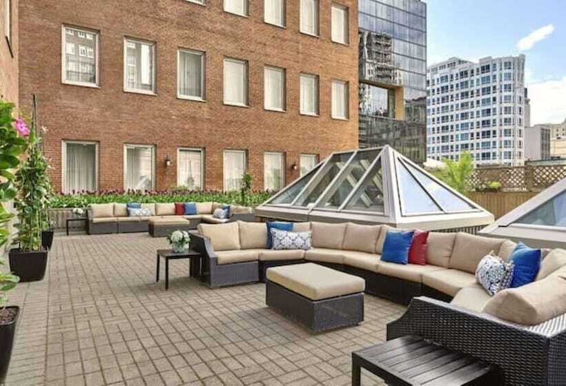 Vogue Hotel Montreal Downtown, Curio Collection By Hilton