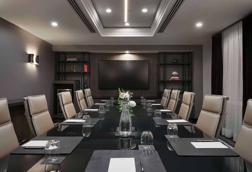 Vogue Hotel Montreal Downtown, Curio Collection By Hilton