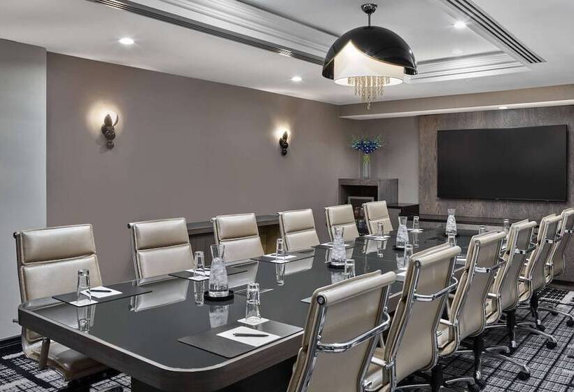 Vogue Hotel Montreal Downtown, Curio Collection By Hilton