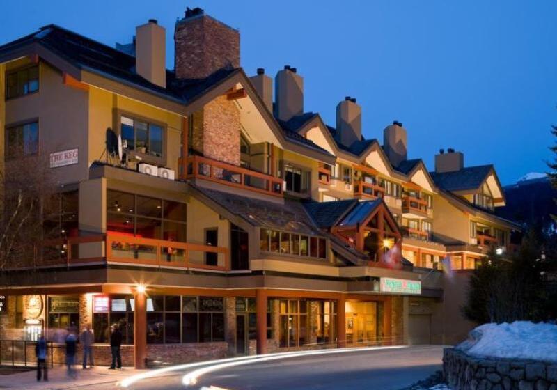 ホテル Whistler Village Inn & Suites