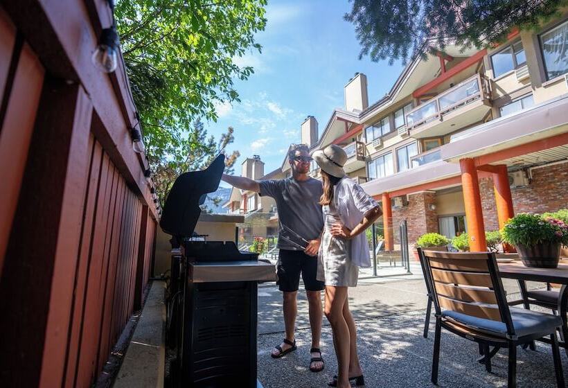 ホテル Whistler Village Inn & Suites