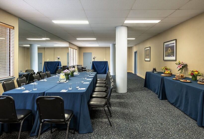 ホテル Whistler Village Inn & Suites