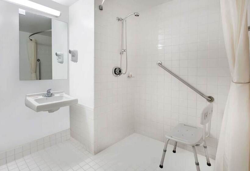 モーテル Super 8 By Wyndham Sudbury On