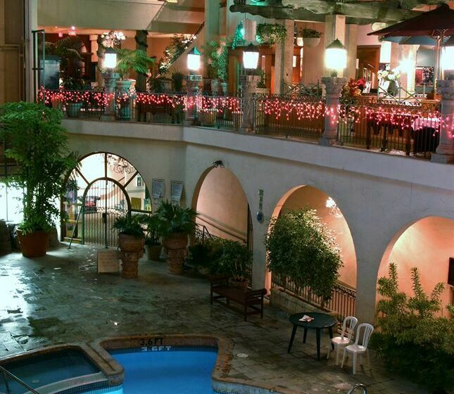 Pacific Inn Resort Hotel & Conference Centre