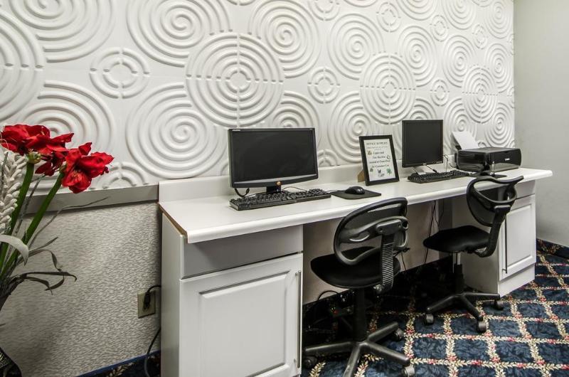 Отель Travelodge By Wyndham Prince Albert