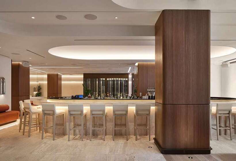 Vogue Hotel Montreal Downtown, Curio Collection By Hilton