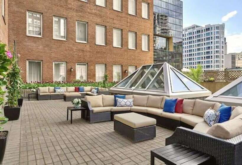 Vogue Hotel Montreal Downtown, Curio Collection By Hilton