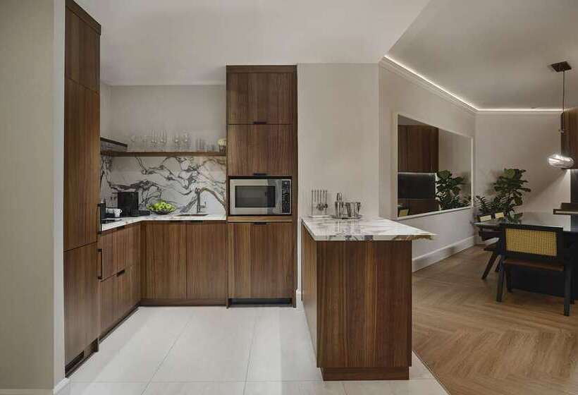 Vogue Hotel Montreal Downtown, Curio Collection By Hilton