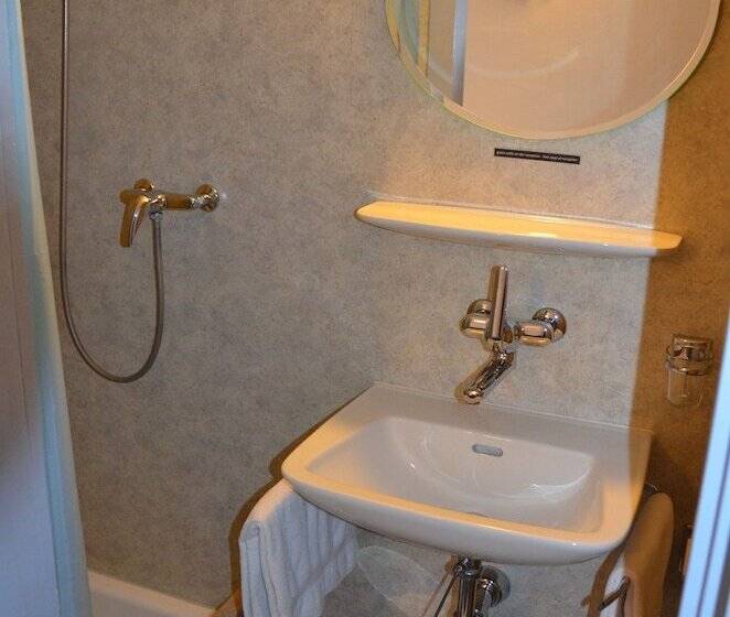 Hirschen Backpacker Hotel & Pub