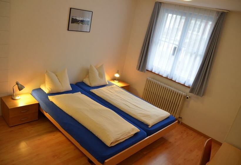 Hirschen Backpacker Hotel & Pub