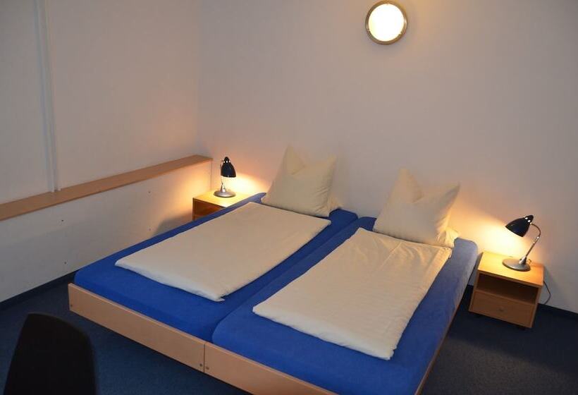 Hirschen Backpacker Hotel & Pub