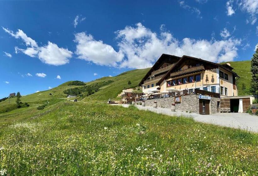 Отель Salastrains