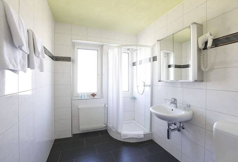 בית מלון כפרי Tivoli