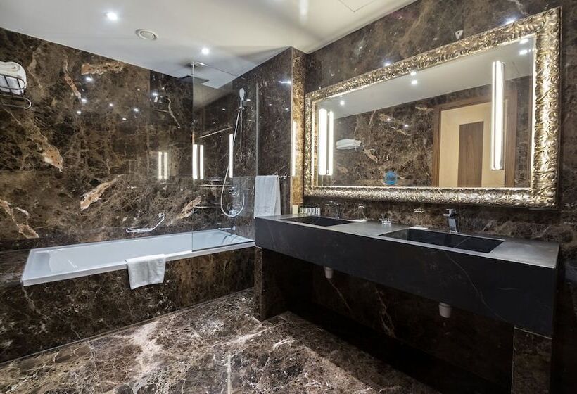 Adams Beach Hotel & Spa