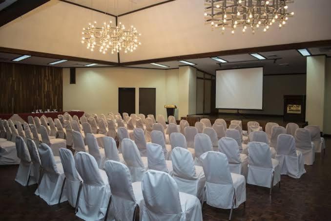 Отель Ambassador