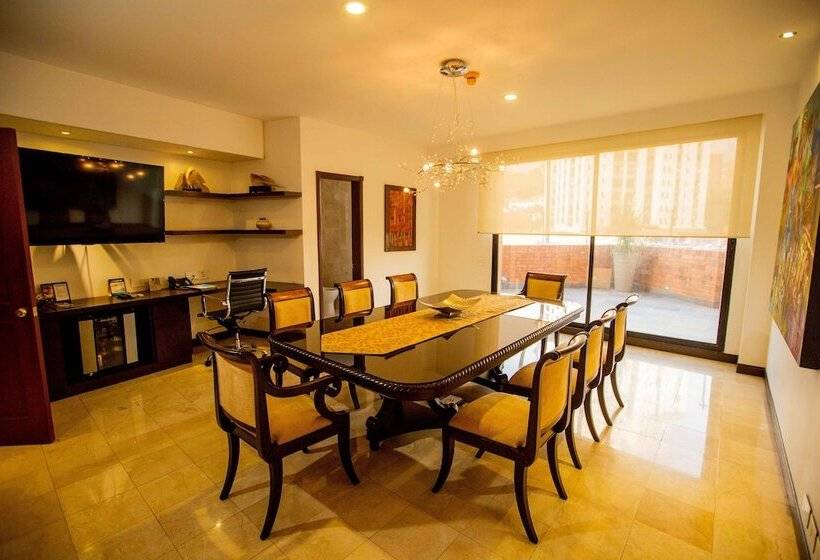 ホテル Dann Carlton Cali