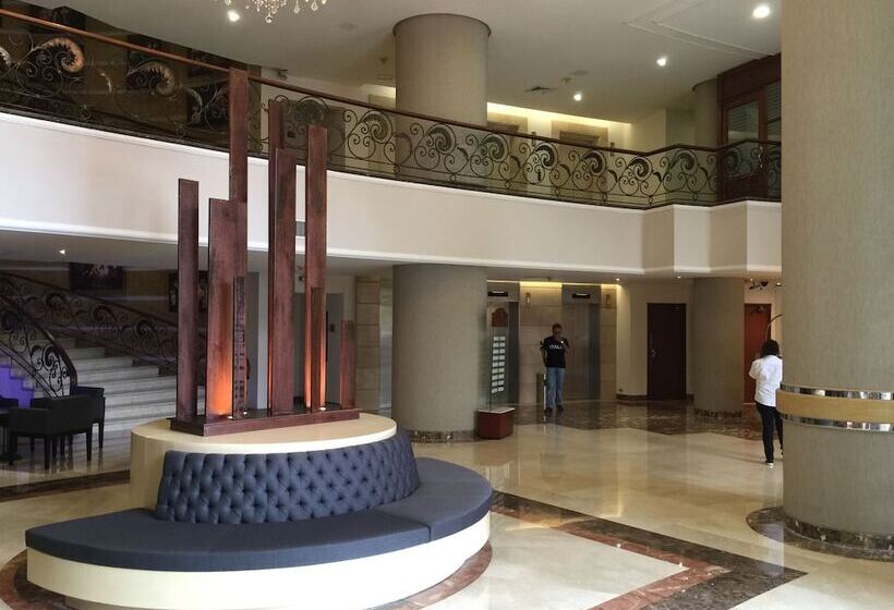 ホテル Dann Carlton Cali