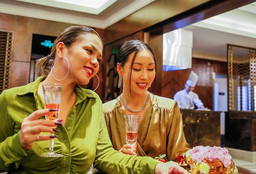 Fairmont Peace Hotel On The Bund