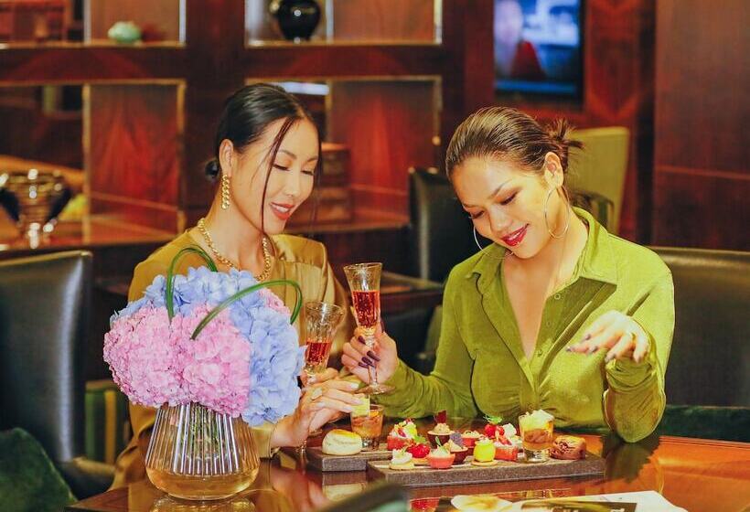 Fairmont Peace Hotel On The Bund