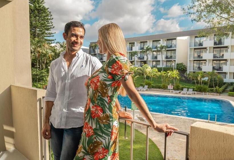 Irazú Hotel & Studios