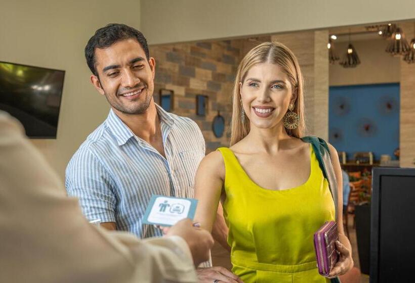 Irazú Hotel & Studios