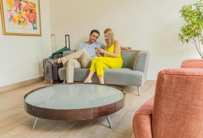 Irazú Hotel & Studios