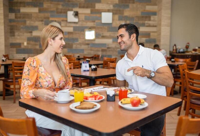 Irazú Hotel & Studios