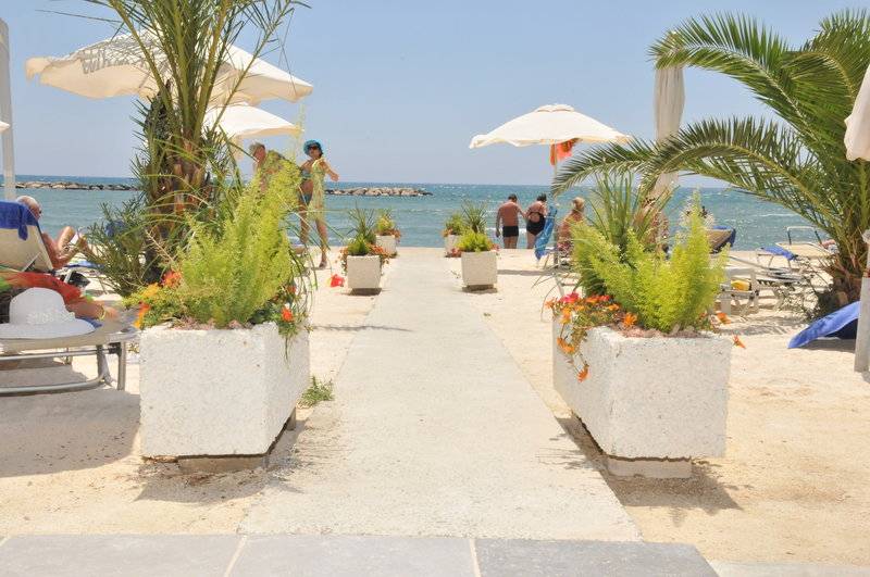 هتل Radisson Beach Resort Larnaca