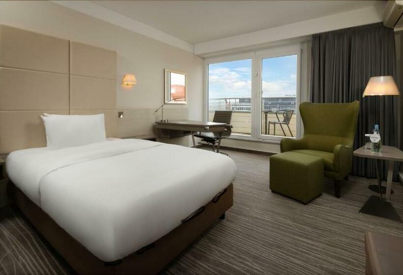 בית מלון כפרי Doubletree By Hilton Hannover Schweizerhof