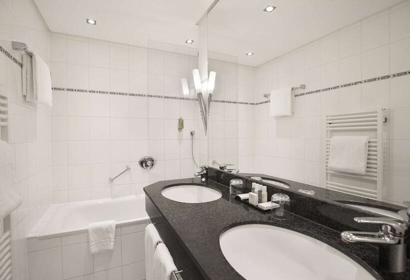 בית מלון כפרי Doubletree By Hilton Hannover Schweizerhof