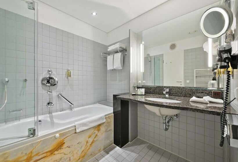 בית מלון כפרי Doubletree By Hilton Hannover Schweizerhof