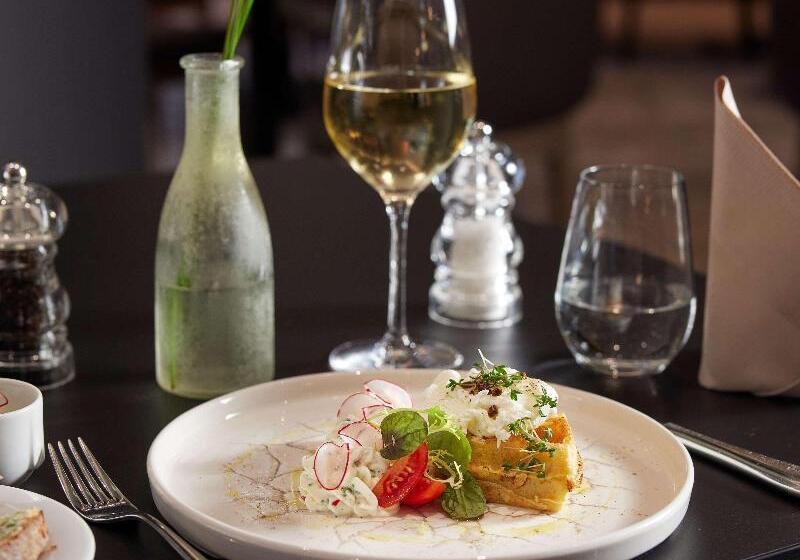 בית מלון כפרי Doubletree By Hilton Hannover Schweizerhof