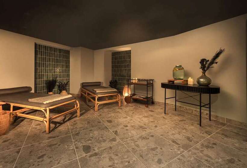 Wasserturm Hotel Cologne, Curio Collection By Hilton