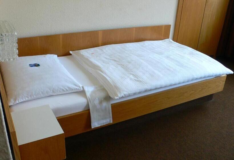 酒店 Meran Hallenbad & Sauna