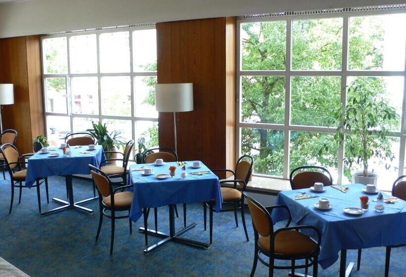 酒店 Meran Hallenbad & Sauna