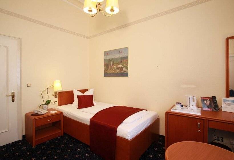 בית מלון כפרי Monopol  Central Station