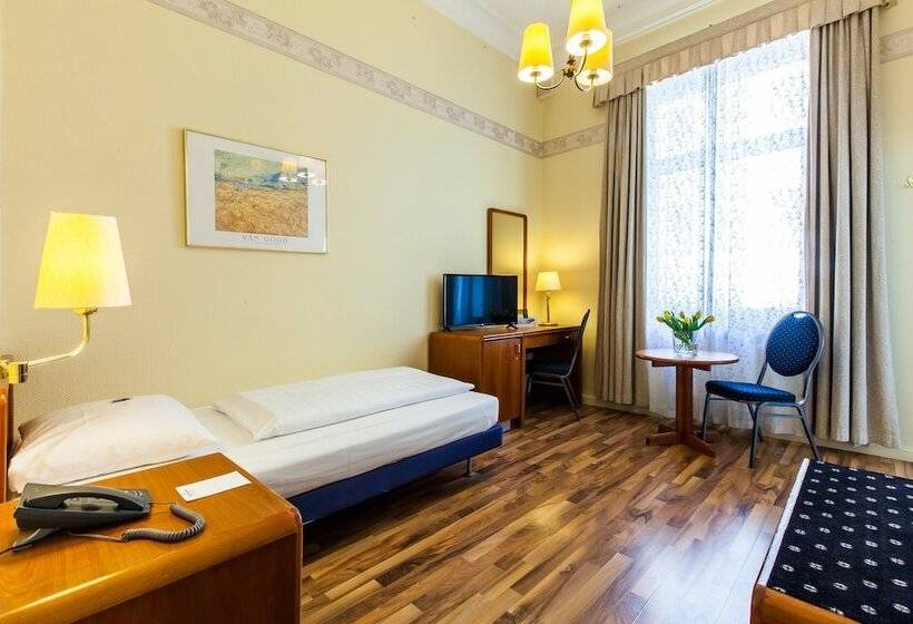 בית מלון כפרי Monopol  Central Station