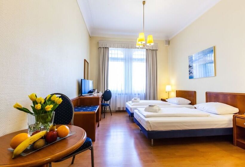 בית מלון כפרי Monopol  Central Station