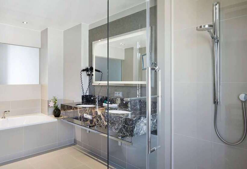 هتل Maximilian’s